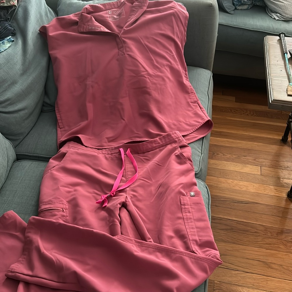 Figs limited breast cancer scrub set